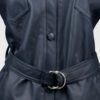 Detalle de la chaqueta gabán camisero mujer con correa ajustable en la cintura