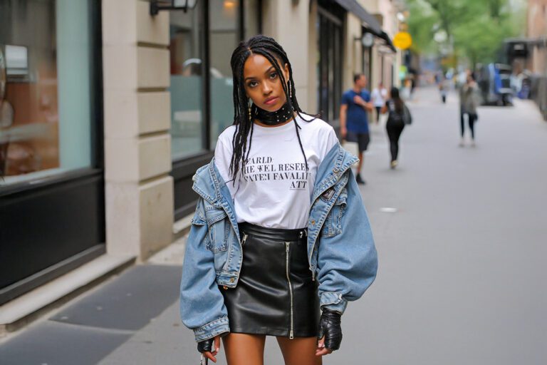 outfit con falda de cuero corta y chaqueta de jean oversize