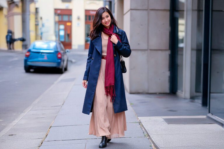 outfit para mujer gaban largo azul oscuro y vestido