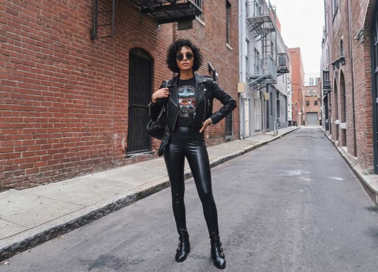 outfit con leggins de cuero y chamarra